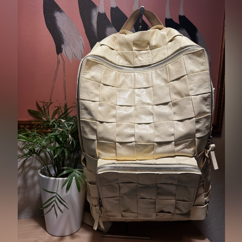 Bottega Veneta 
Pale Yellow Intrecciato Leather Bag